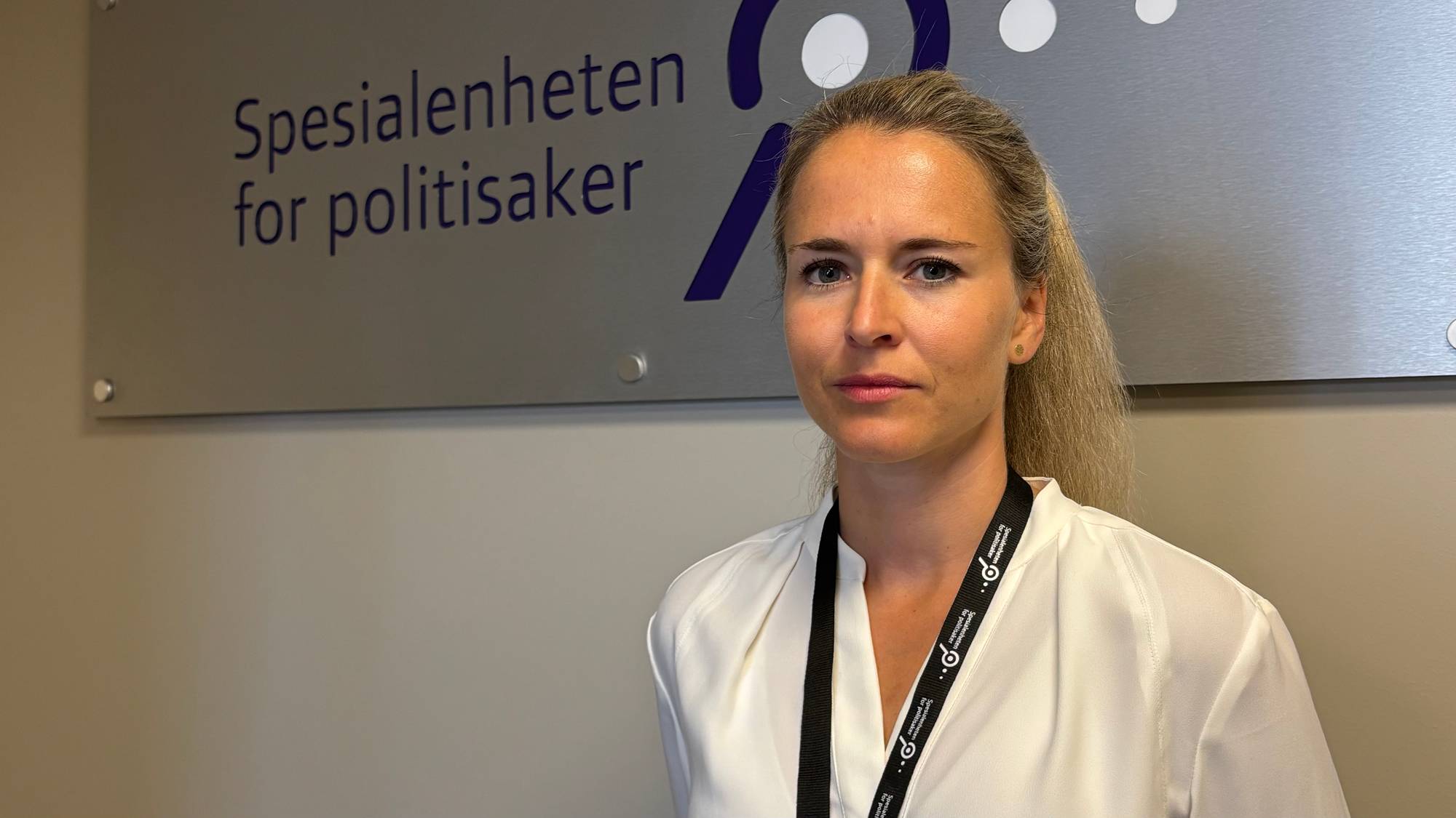 viser en blond dame med hestehale

