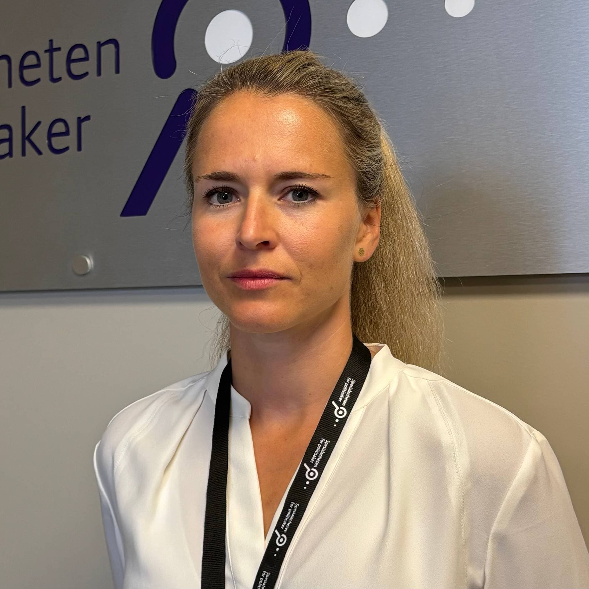 viser en blond dame med hestehale

