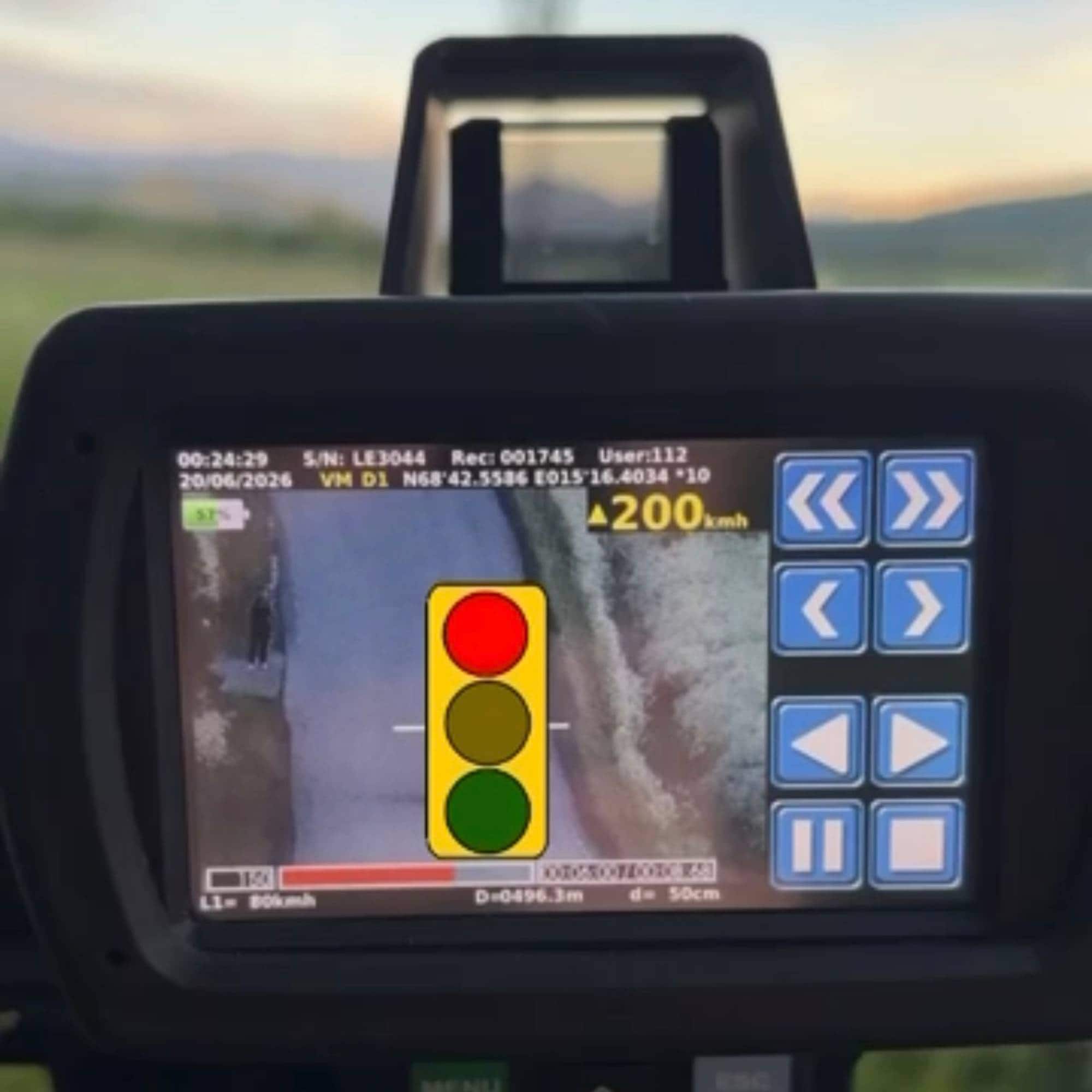 Viser skjerm ute med "trafikklys", står 299 km/t i gult , grønt rundt.