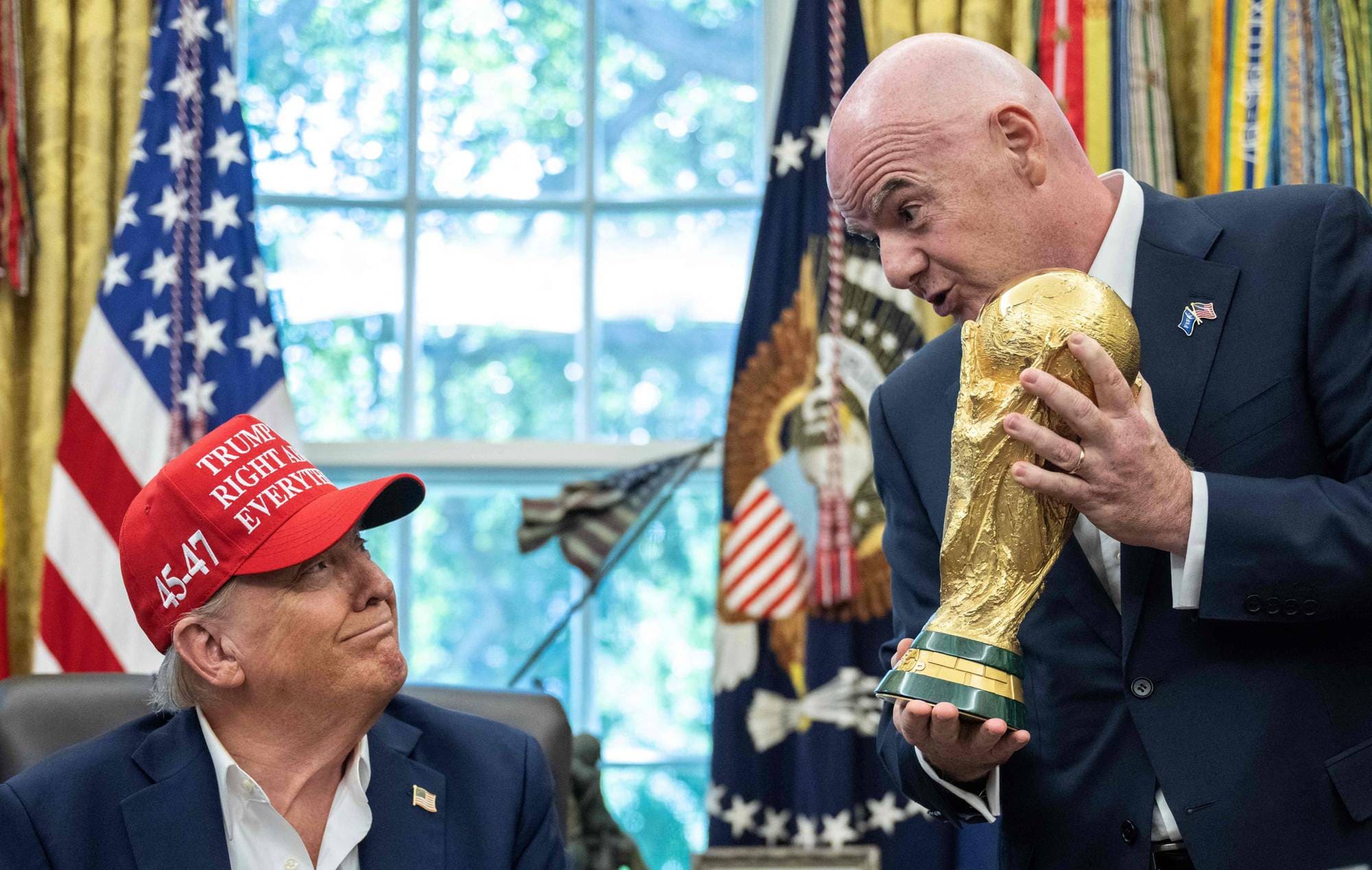 Gianni Infantino overrekker VM-trofeet til Donald Trump i det ovale kontor.