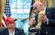 AFP Gianni Infantino overrekker VM-trofeet til Donald Trump i det ovale kontor.