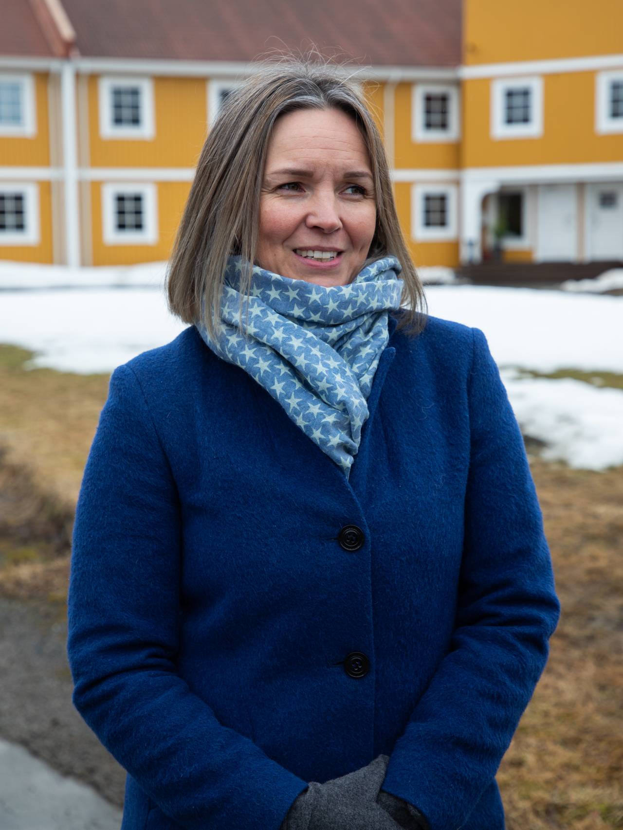 Ordfører i Nordreisa kommune, Hilde Nyvoll, står utenfor Storslett akuttmottak. 