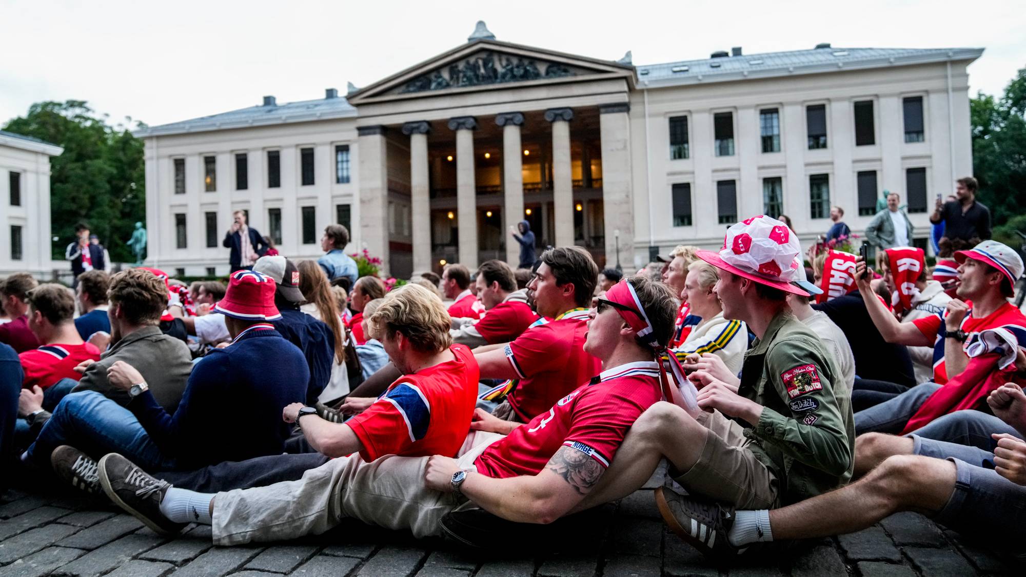 Norske supportere "ror" på Karl Johan 