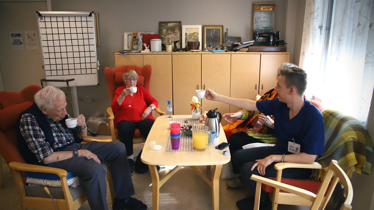 Vernepleier Håkon Sand drikker kaffe med eldre på et gamlehjem i Oslo.