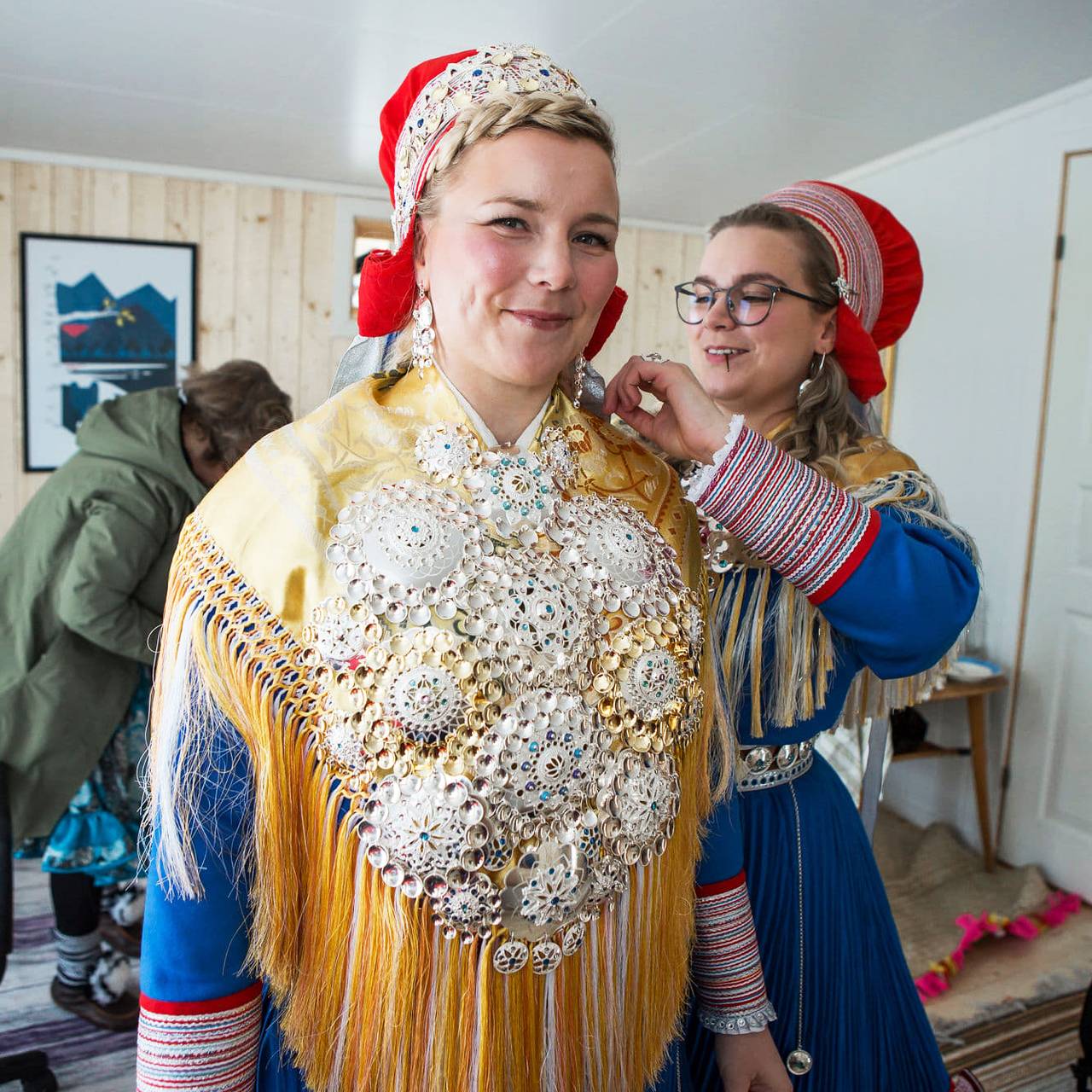 Ellen Karin Marjana Gaup klargjøres for bryllupsdagen sin.