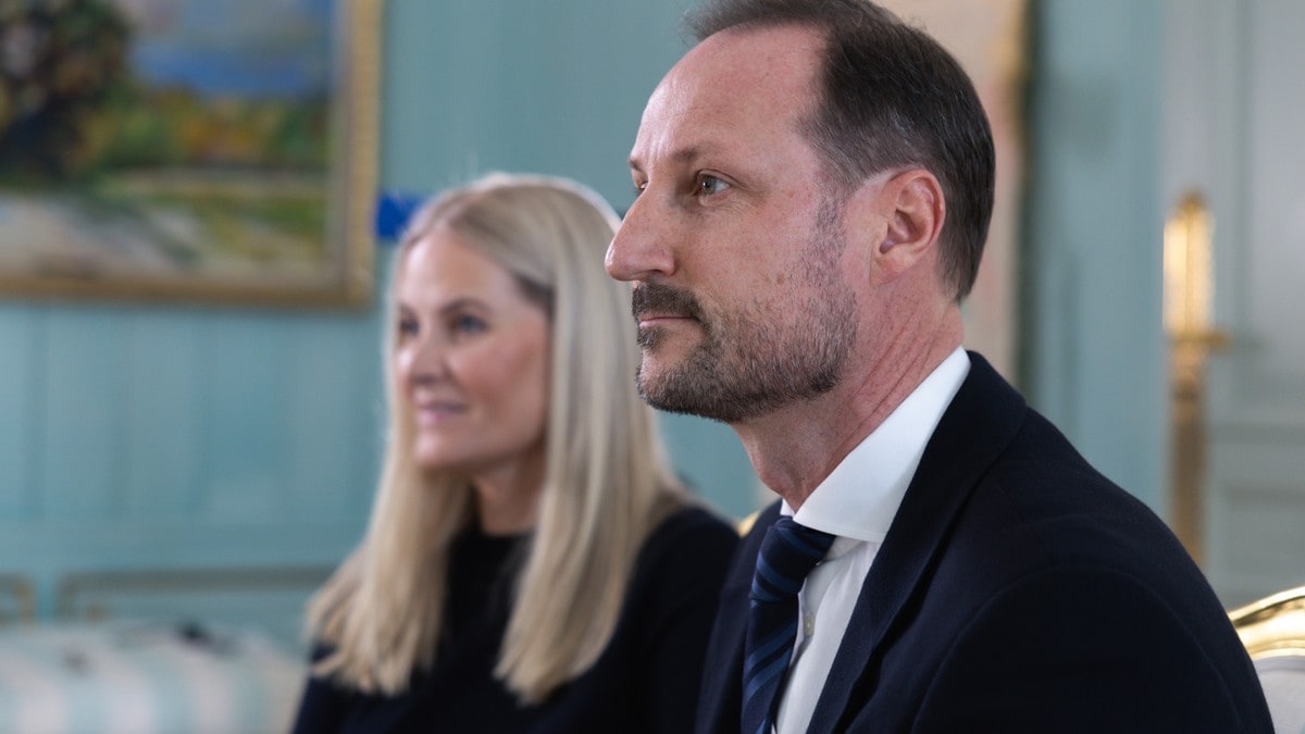 Kronprinsen m&oslash;ter pressen i ettermiddag