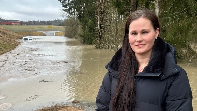 Oline Løvestad Johansen står foran bilen hun reddet en mann opp fra i Indre Østfold