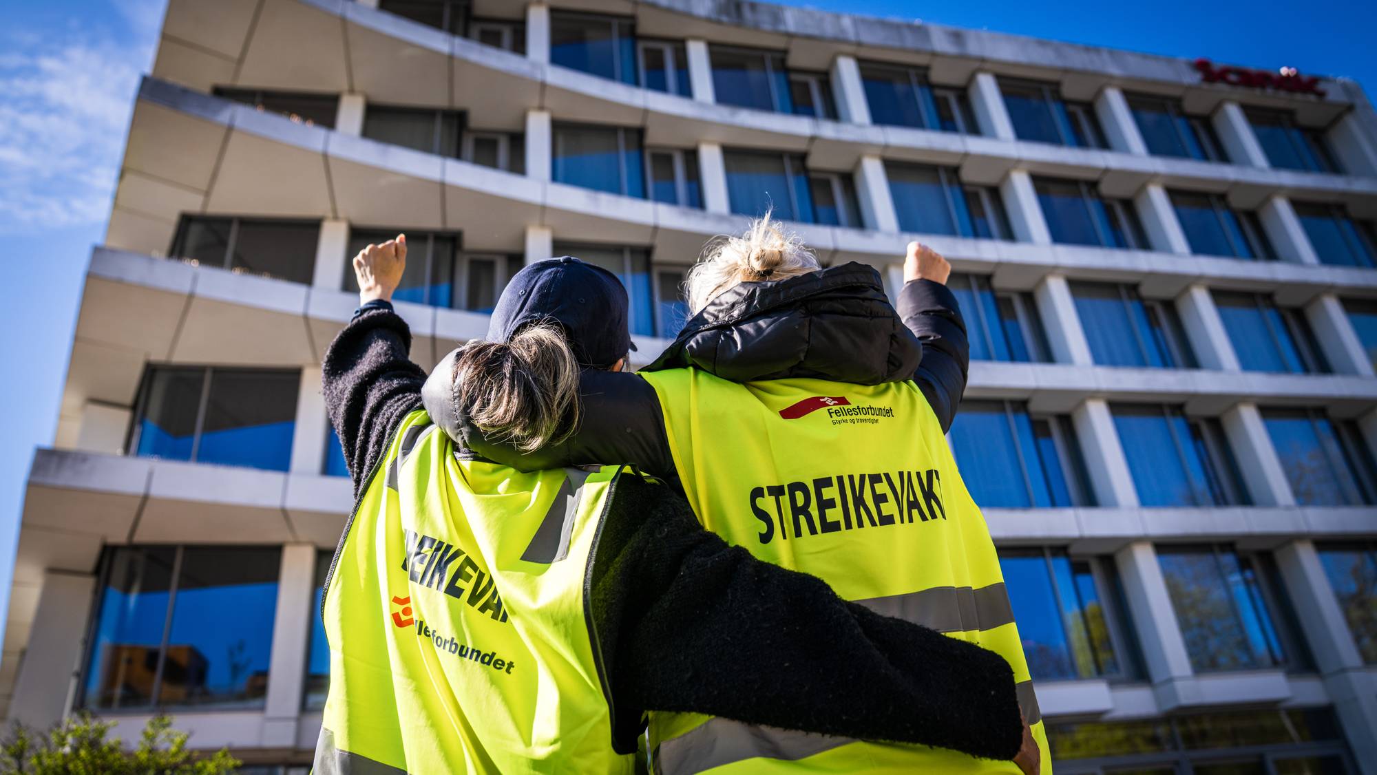 Streikende i Fellesforbundet hytter nevene mot et hotell.