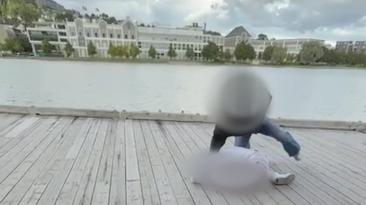 Jente blir sparket og slått i 40 sekunder – midt i byen