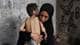 写真:Mahmoud Issa / Reuters / NTB 深刻な病気で空腹の子供を抱いている女性