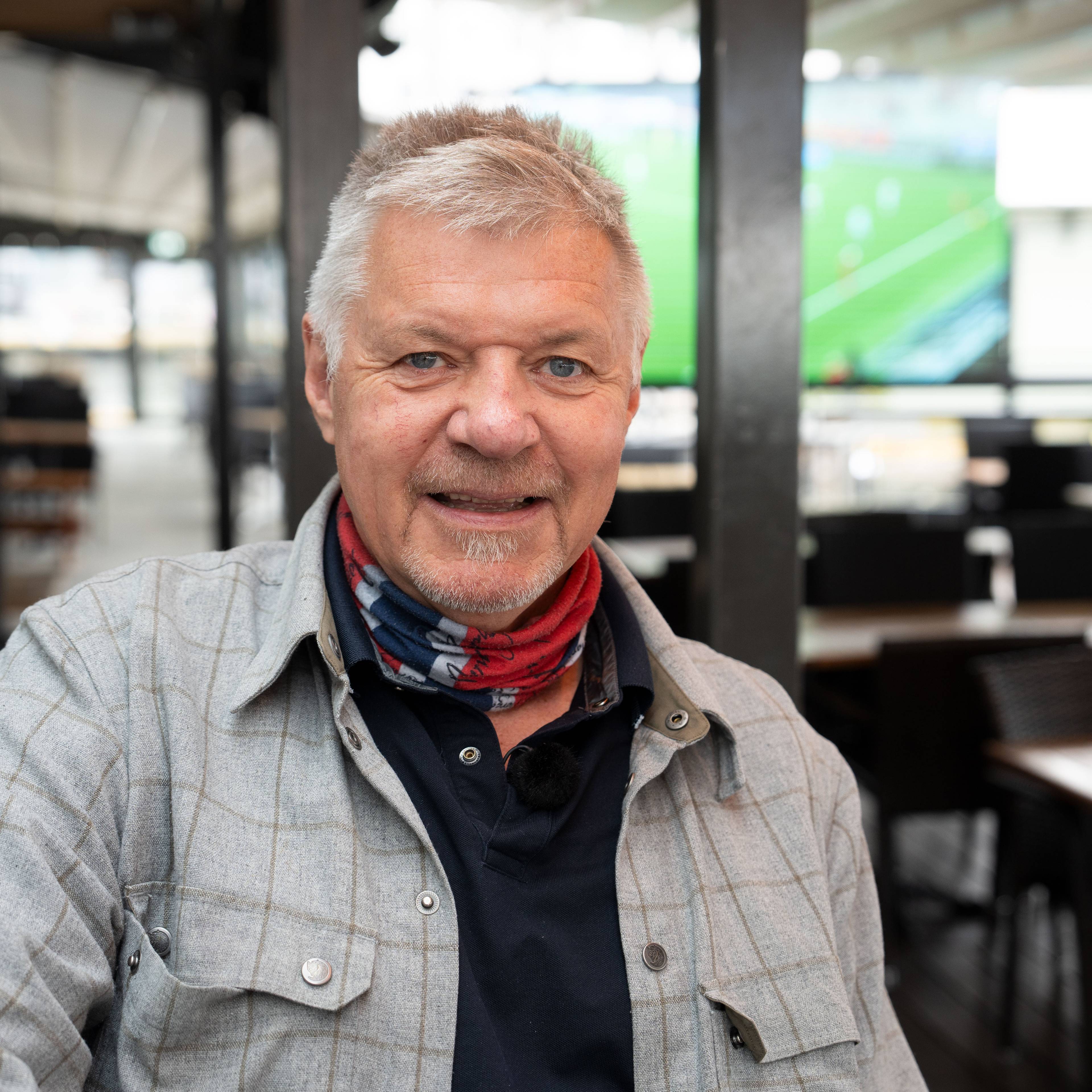 tom greni foran fotball-skjerm