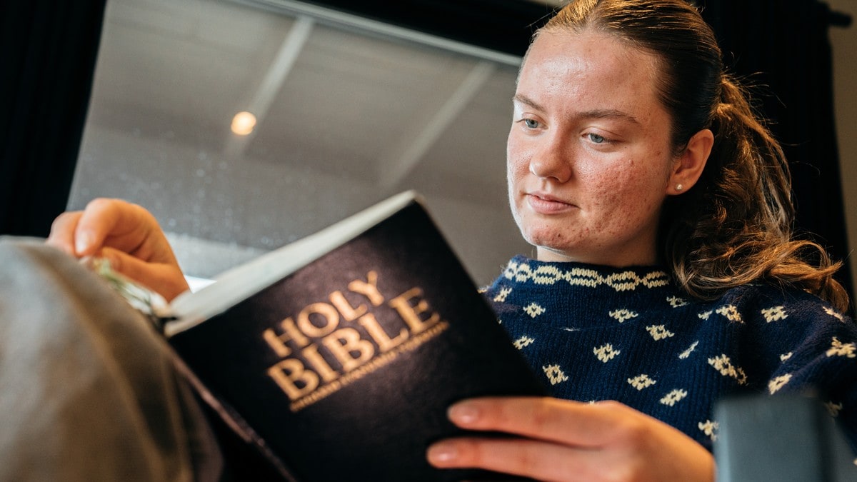 Thea (20) har dysleksi – leste hele Bibelen på 30 dager