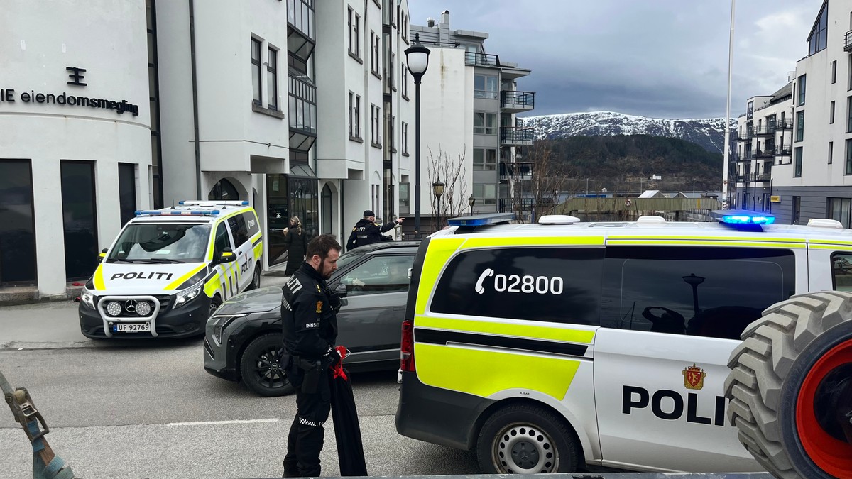 Store politistyrker leter nå etter en voldssiktet mann som har rømt fra politiet