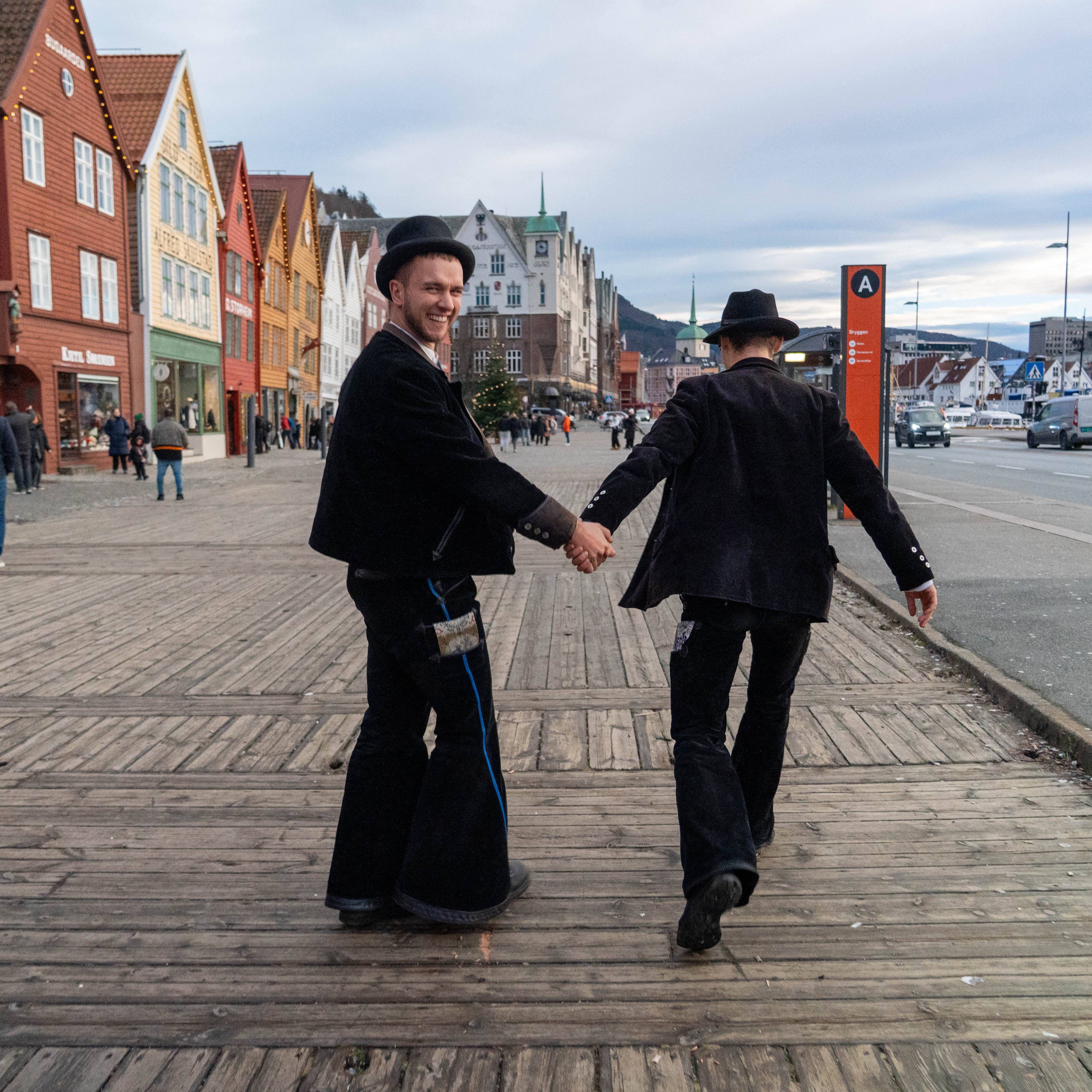 to menn på bryggen i bergen