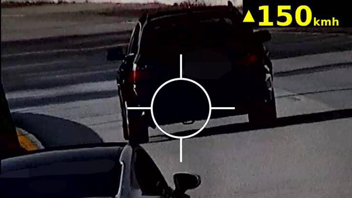 Her øvingskøyrer sonen med mora på E39