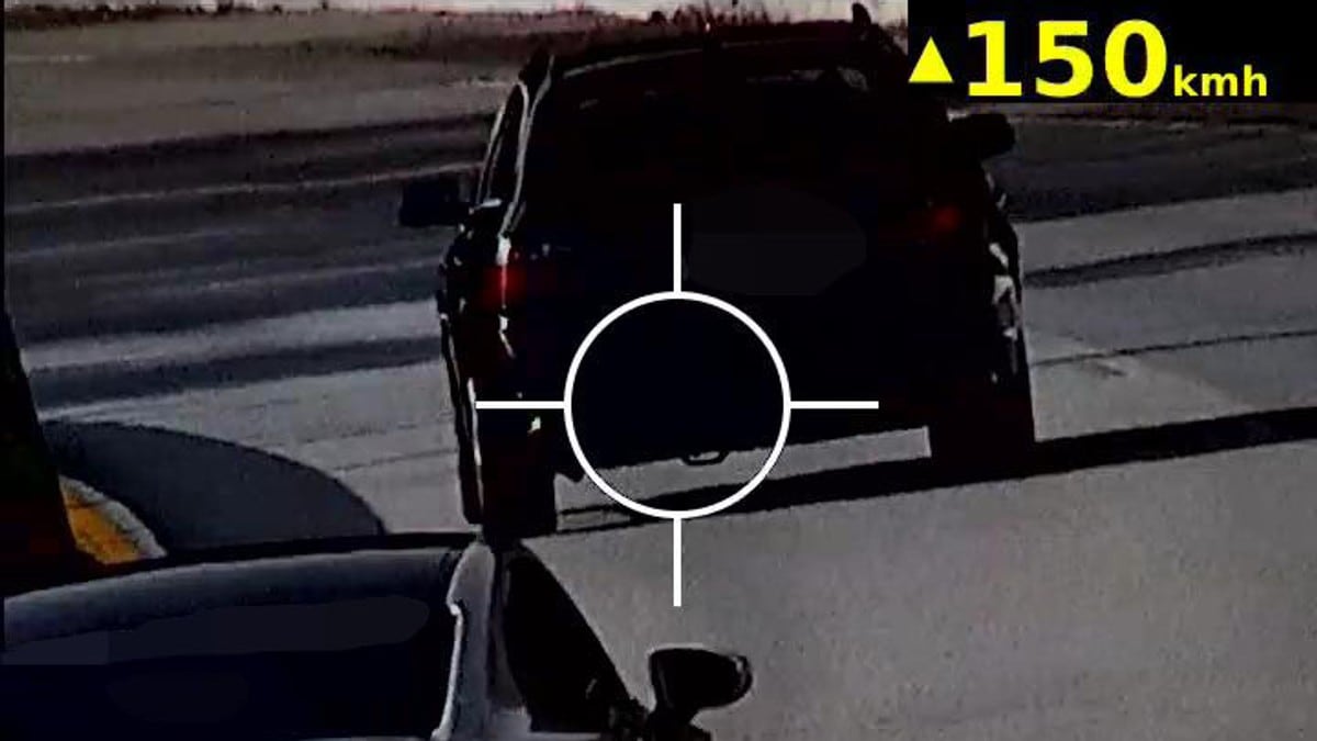 Her øvingskøyrer sonen med mora på E39