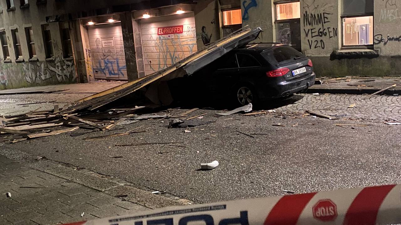 Bil truffet av tak i Stavanger