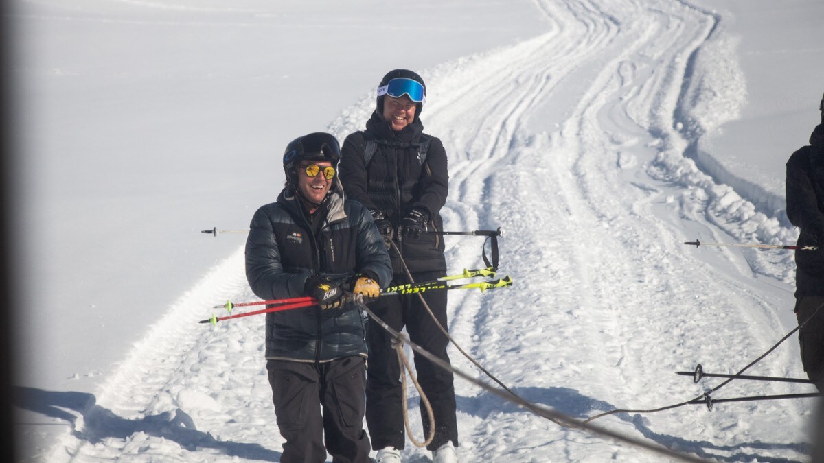 Fraktar skituristar til fjells med tråkkemaskin – naturvernarar reagerer