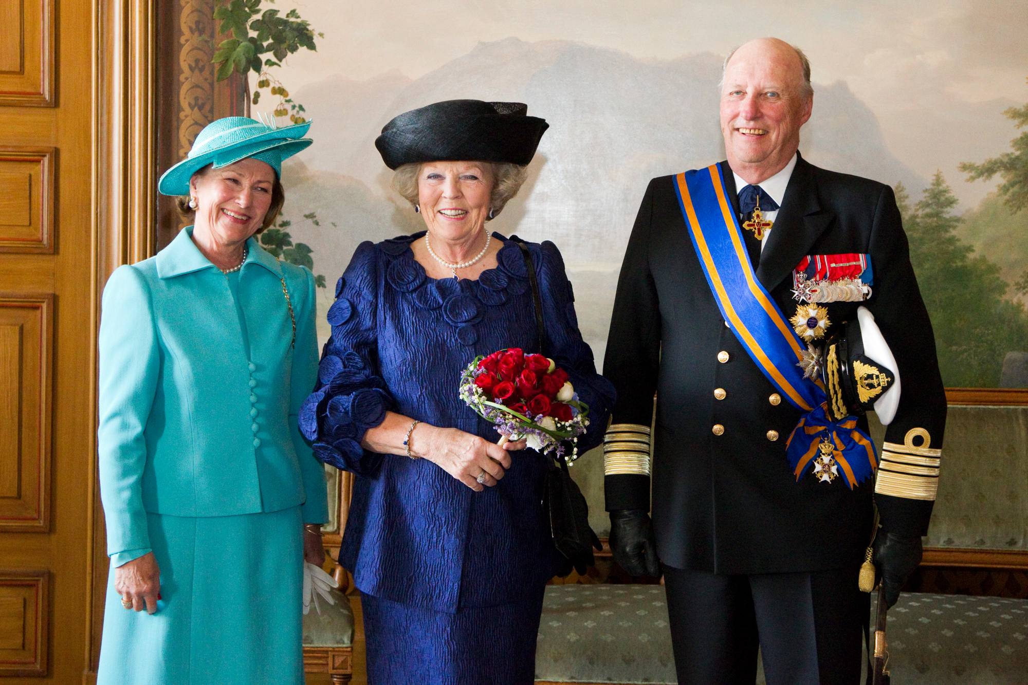 Dronning Beatrix av Nederland i Fugleværelset på slottet sammen dronning Sonja og kong Harald i 2010.