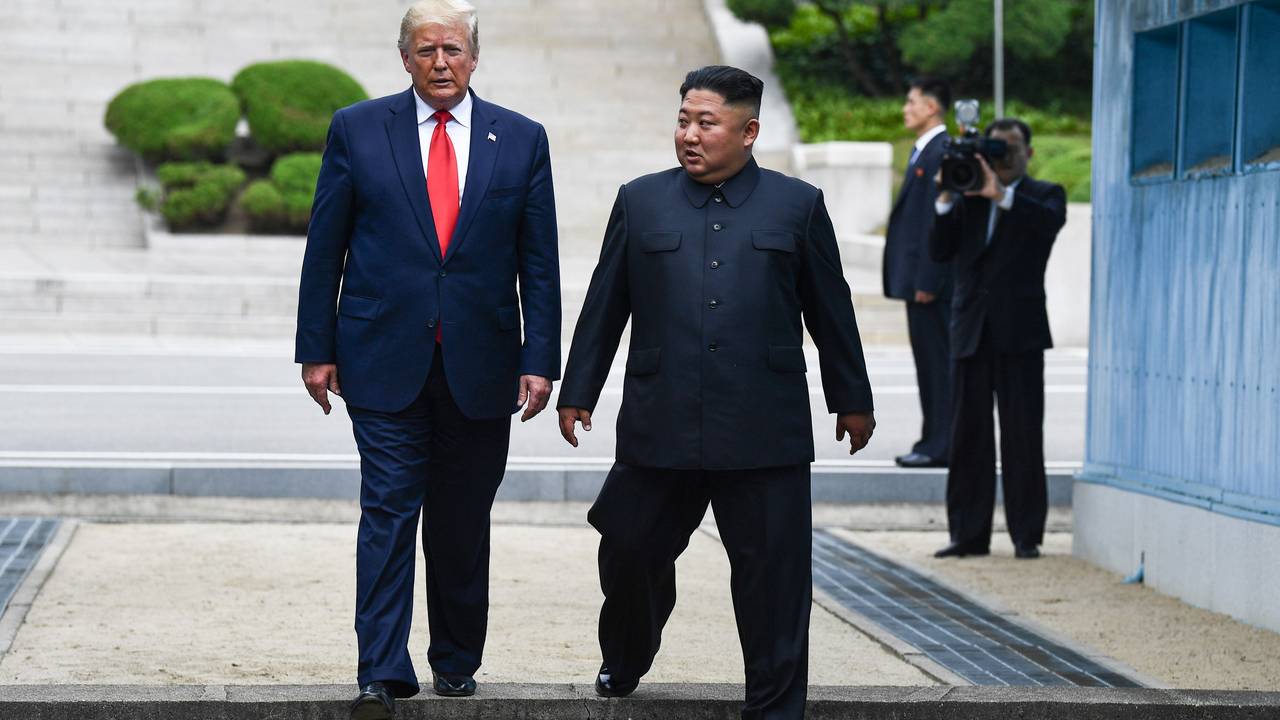 Donald Trump og Kim Jong-un krysser grensen til Sør-Korea i den demilitariserte sonen