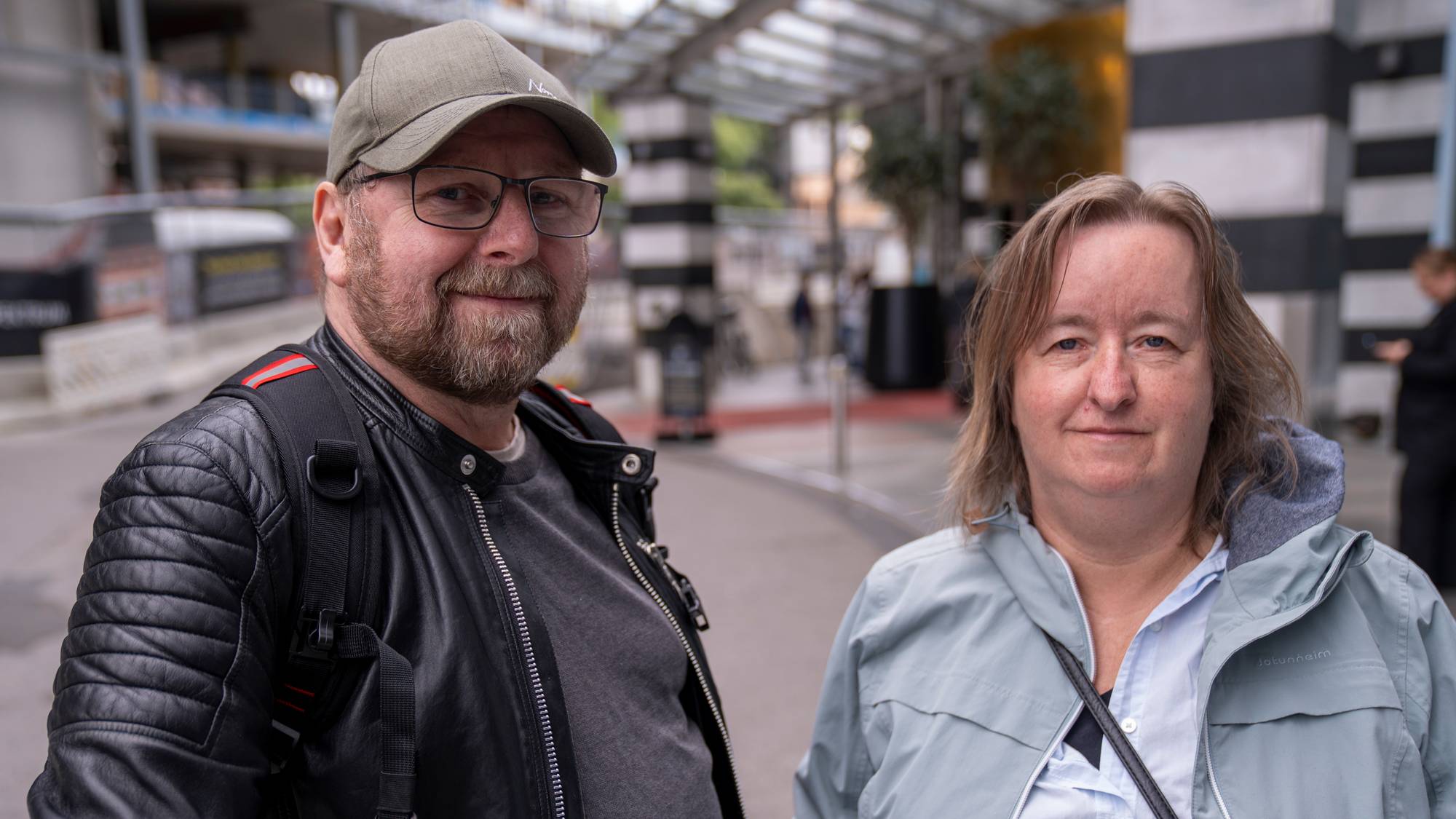 Hotell-gjester forlater Oslo Plaza Hotell før det stenger for vanlige gjester i forkant av kong Haralds gravferd. Vi ser mye politi på stedet.