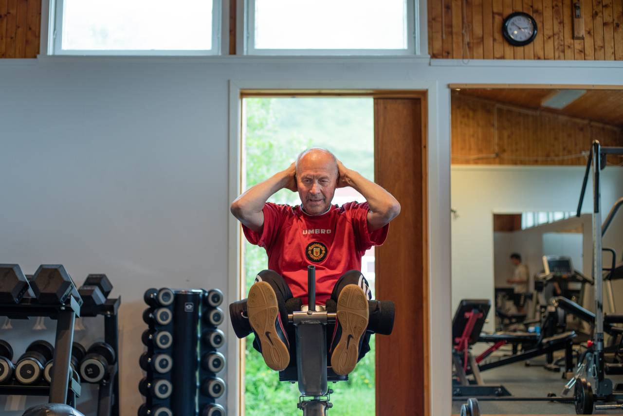 Harald Isaksen (76) tar sit-ups på trenigsrommet i Breivikbotn i Hasvik