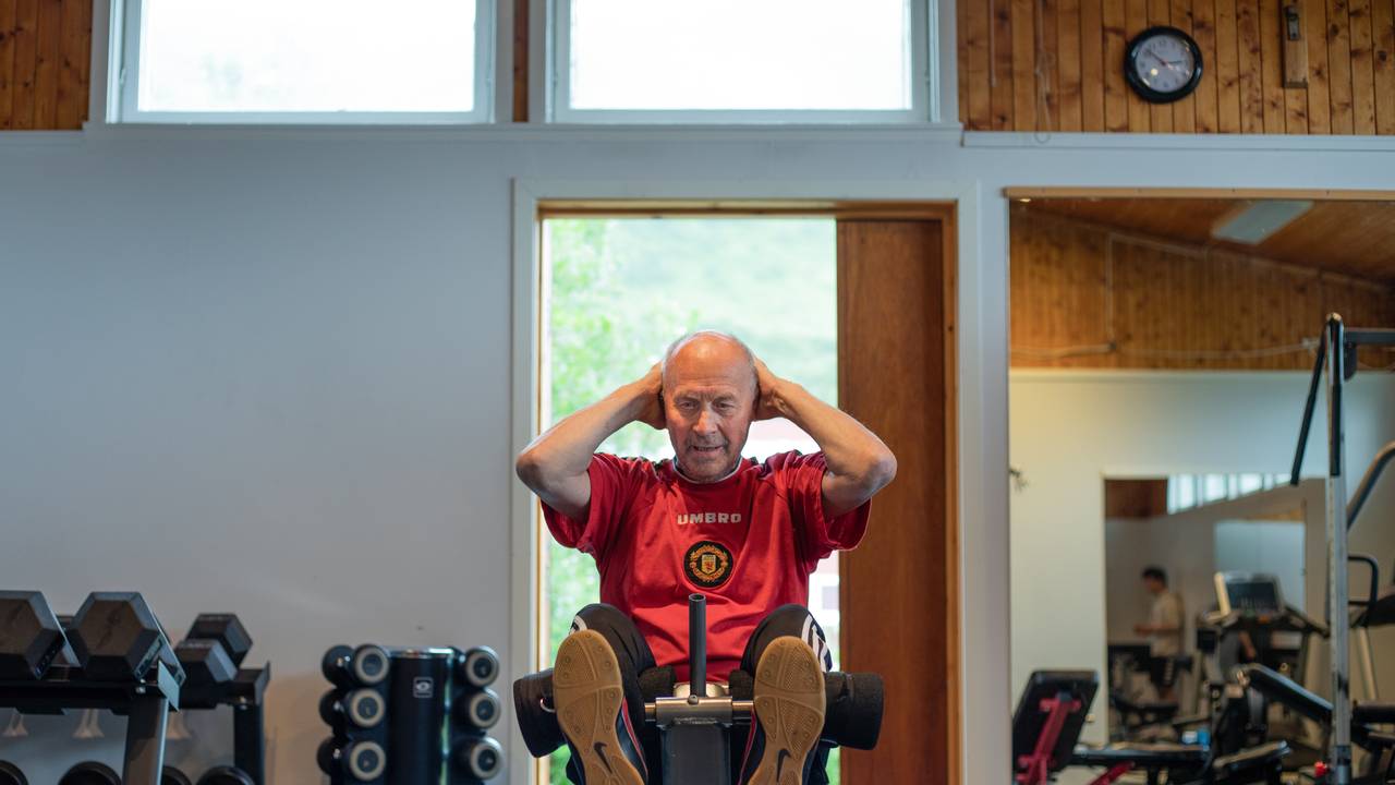 Harald Isaksen (76) tar sit-ups på trenigsrommet i Breivikbotn i Hasvik