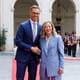 Roberto Monaldo / AP / NTB To personer står på en rød løper og håndhilser, med en vakker bygning i bakgrunnen. Bakgrunnsdetaljer inkluderer en musikalsk avdeling i uniform som spiller instrumenter. Omgivelsene er preget av en formell atmosfære. Begge personene er kledd i formell bekledning som passer anledningen. (Bildebeskrivelsen er laget av en KI-tjeneste)