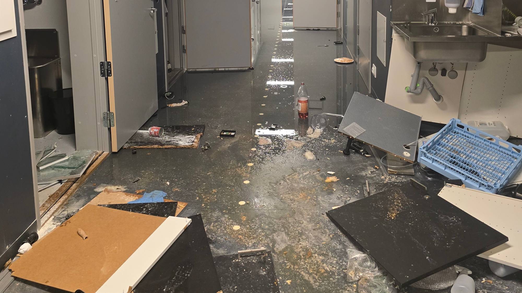 Bildet viser en ødelagt avdeling inni Mandal fengsel.