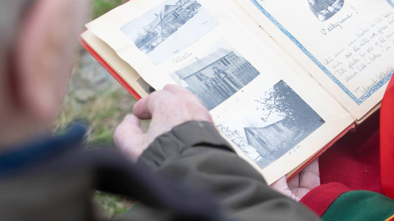 Albumet er åpent på en side med et bilde av Bjørg og Tullik foran skolestua
