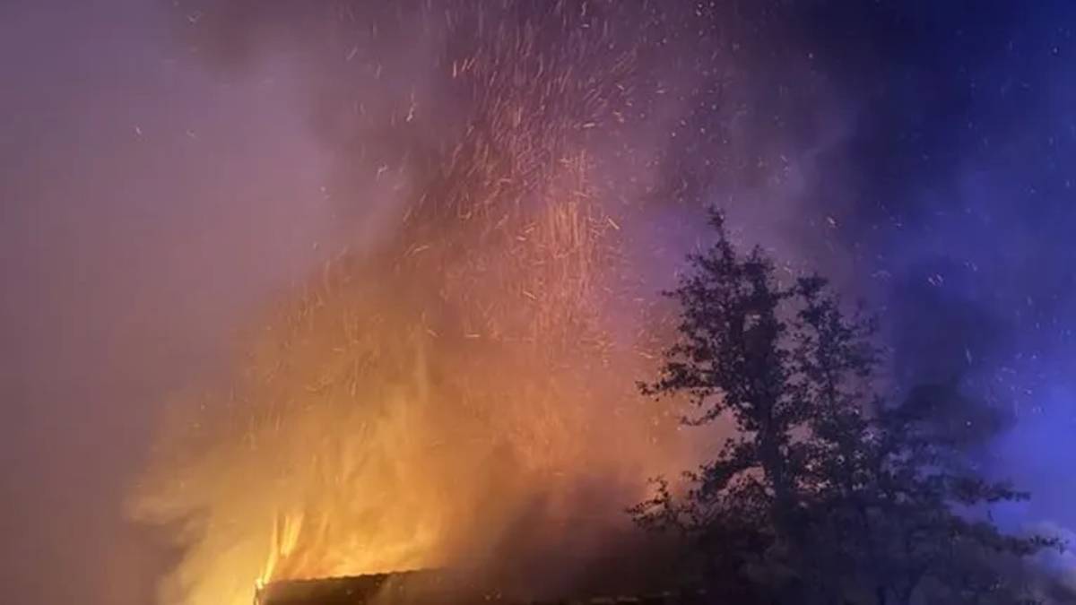 Enebolig i brann i Sandnes – politiet evakuerer naboer