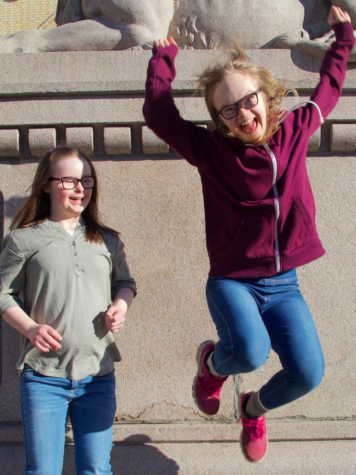 Sanna (13) og Julie (14) jubler over millionvisninger – NRK Jubler over brille til 50.000 kroner – NRK Vestfold og