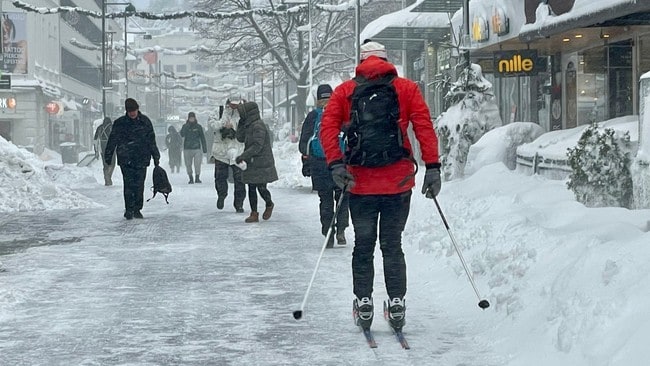Skiløper i Markens gate i januar 2024. Snø og vinter i Kristiansand.