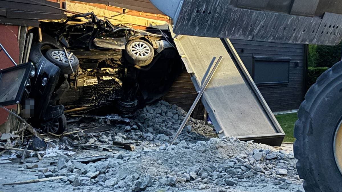 Mann køyrde inn i hus med hjullastar