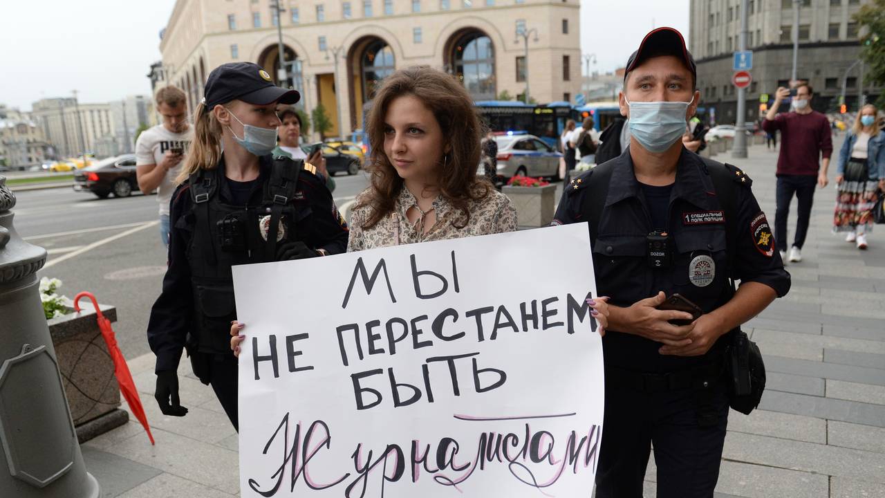 Russisk politi arresterer en journalist i Moskva, august 2021.