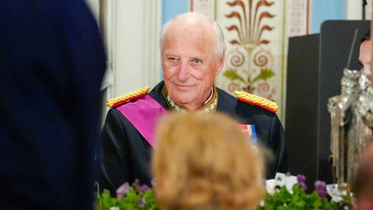 Kongeparet holder på påsketradisjonen