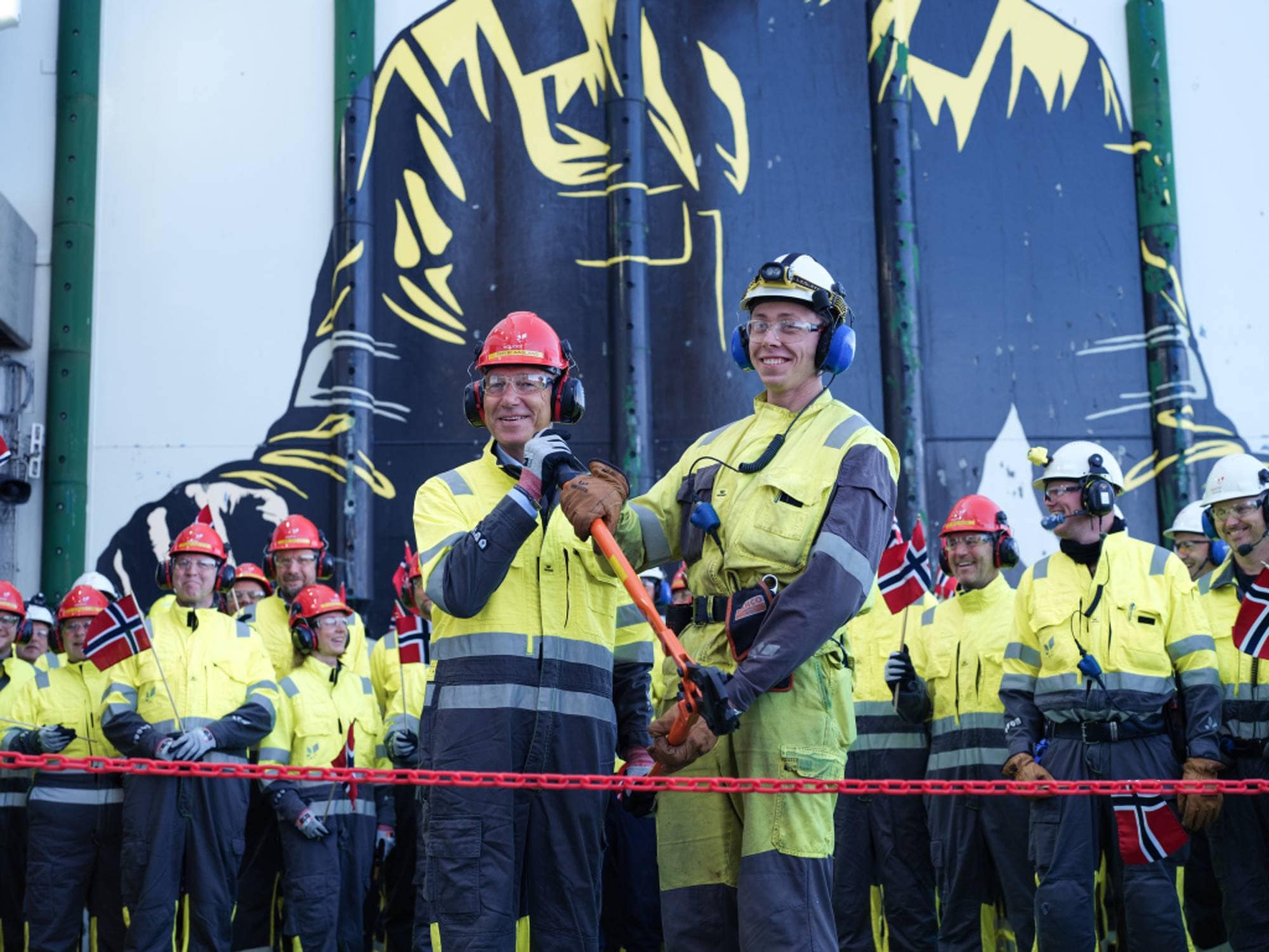 Energiminister Terje Aasland klipper snora på Johan Castberg-feltet 8. august 2025. Det gjør han sammen med Iver Henning i Equinor.