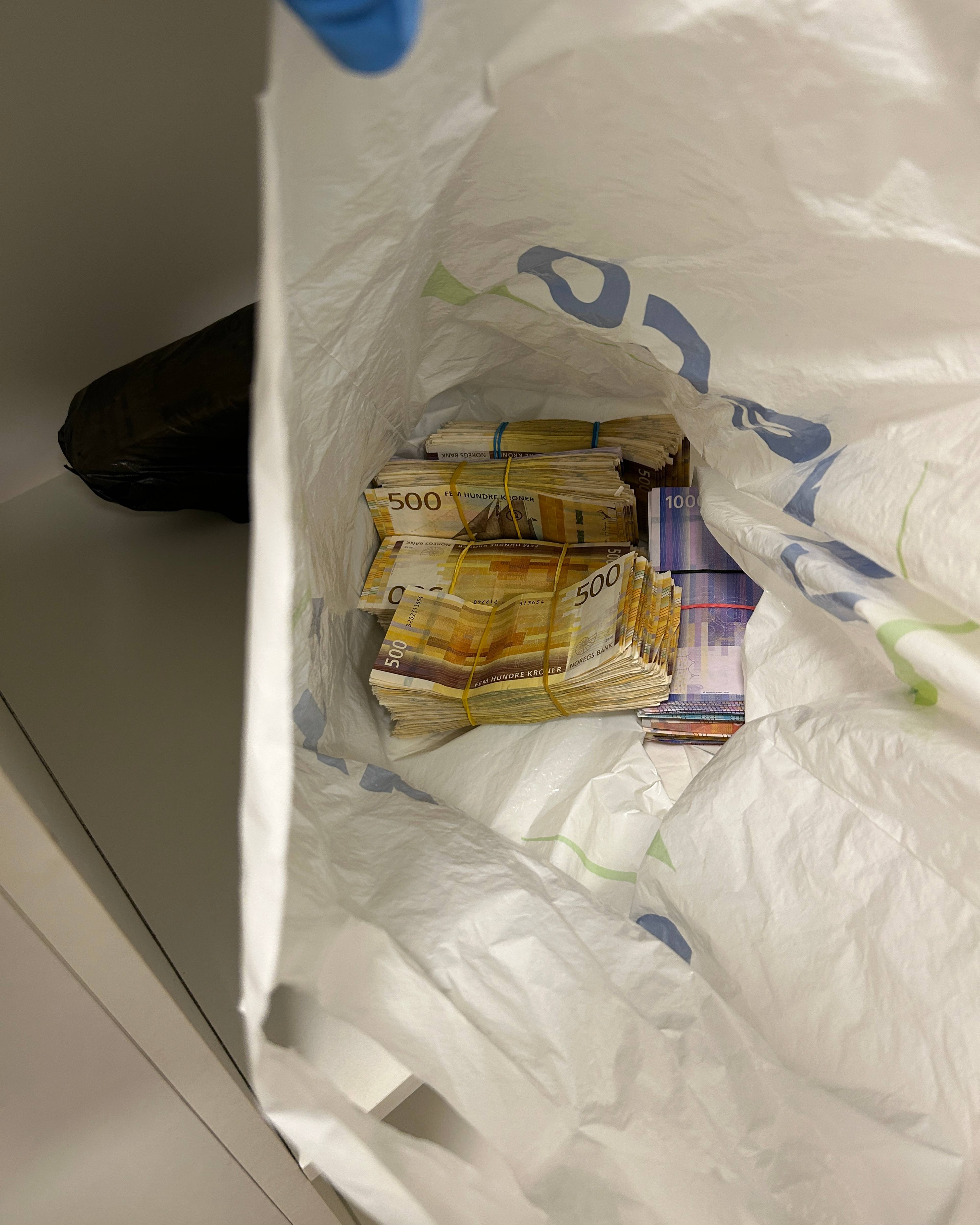mange 500-lappar og 1000-lappar i ein kvit plastpose