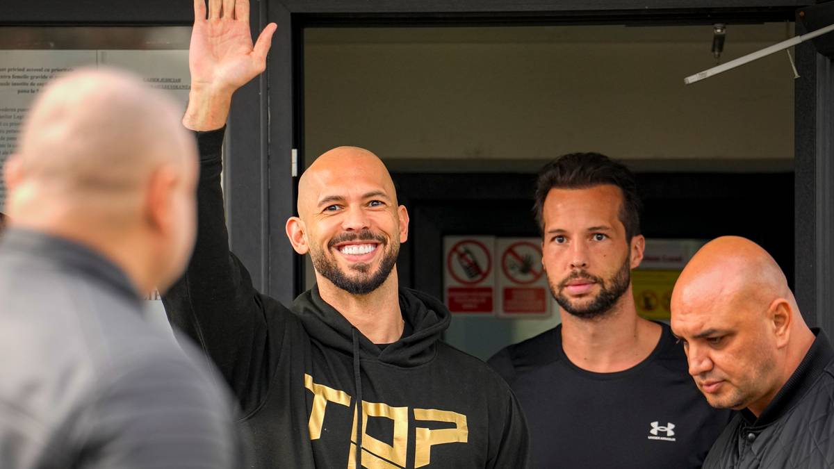 Andrew Tate dukka opp hos politiet