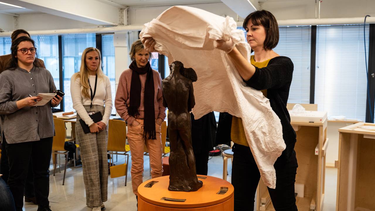 Gustav Vigeland skulptur pakkes inn