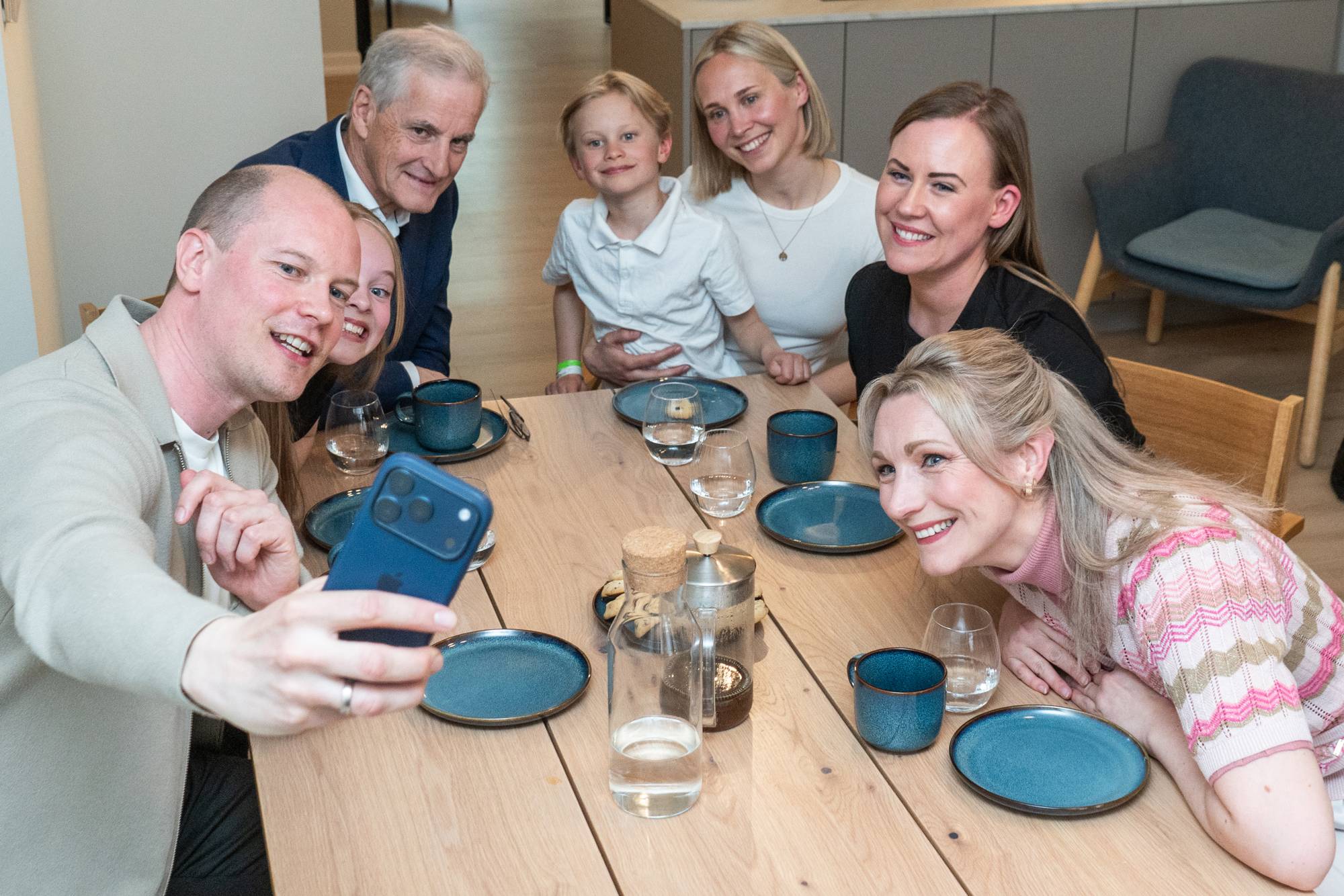 Statsminister Jonas Gahr Støre, barne- og familieminister Lene Vågslid og digitaliserings- og forvaltningsminister Karianne Tung besøker familien Faanes Persson i Oslo onsdag.