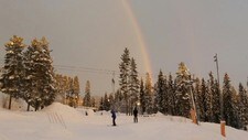 I Trysilfjellet sto folk på ski med regnbuen bak seg. Det er sjeldent, sier meteorolog Jon Smits. 