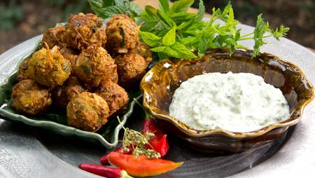 Friterte løkboller – onion bahji – med raita – NRK Mat – Oppskrifter og ...