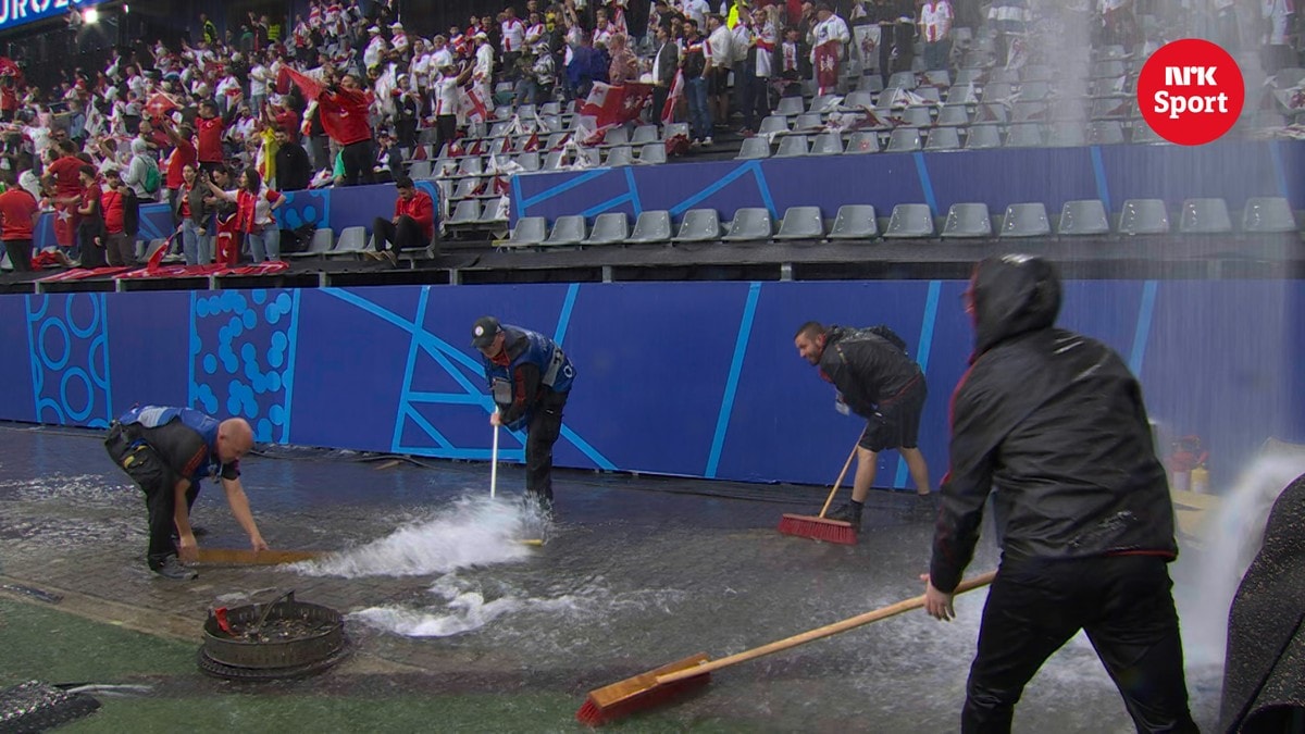 Vannet fosser inn på stadion en time før kampstart