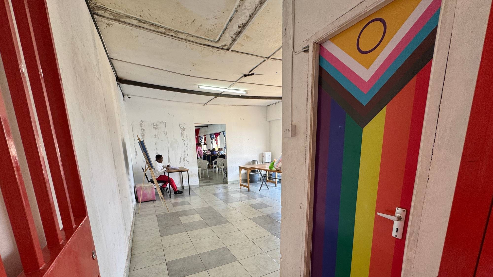 Ved inngangen til ei skeiv kyrkje i Nairobi heng eit regnbogeflagg