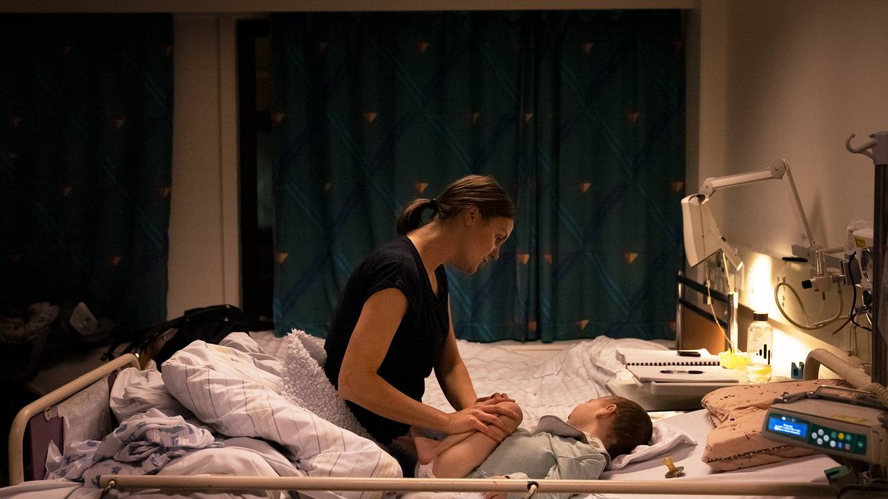Nina fjerner spasmer fra beina til Vegard.
