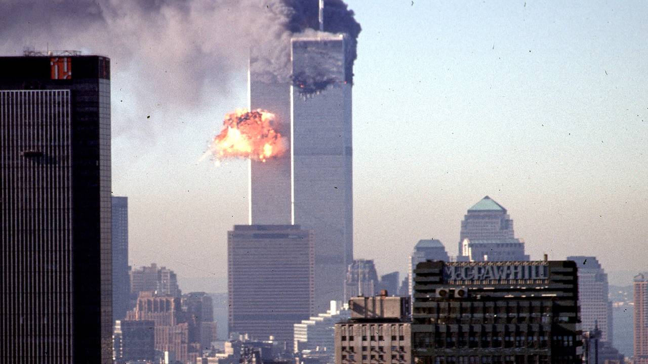 Fly krasjer inn i Word Trade Center 11. september 2001.