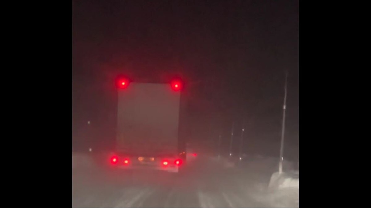 Snø og vind i fjellet: Trailer la seg i rumpa på fleire bilar