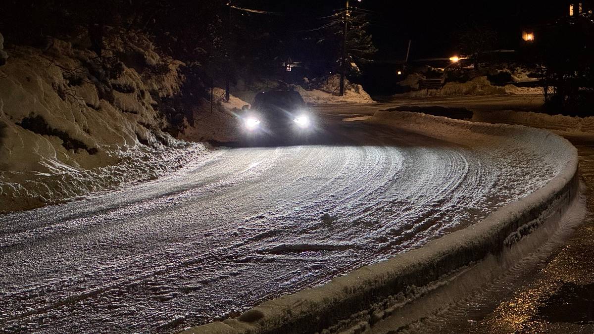 Minst 17 biler involvert i uhell på glatta i Kristiansand