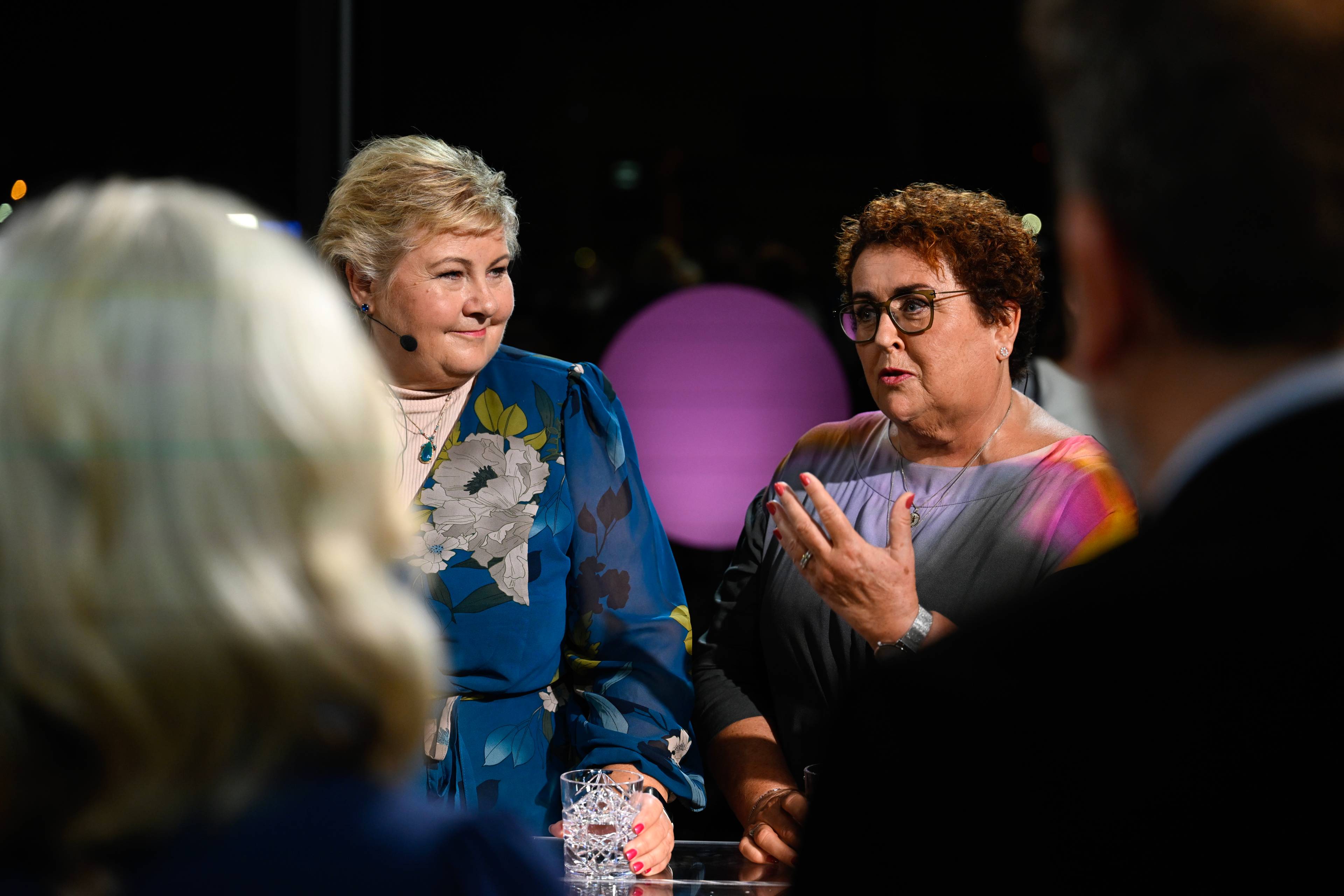 Erna Solberg og Olaug Bollestad i partilederdebatten i Stavanger.